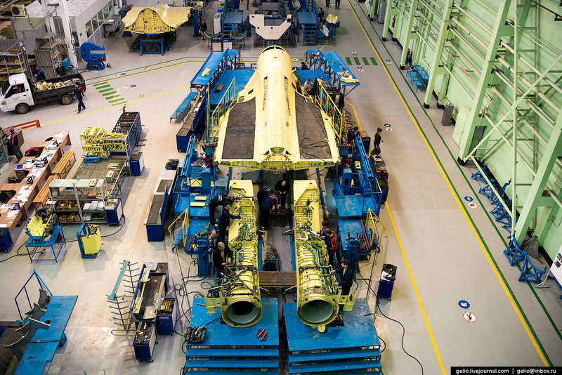 Illustration for article titled These Riveting Photos Show How Russia's Su-34 Fullback Fighter-Bombers Get Built